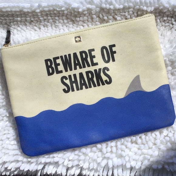 💙 LOVED BEWARE OF SHARKS 🦈 Kate Spade Clutch - Picture 13 of 14